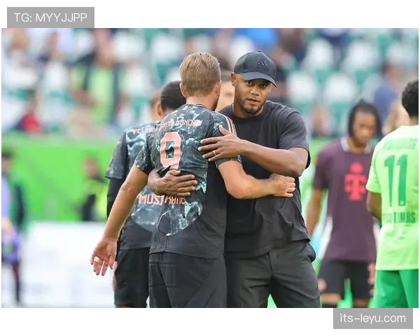 孔帕尼拎塑料袋出门那刻，门口豪车像摆设我笑岔气