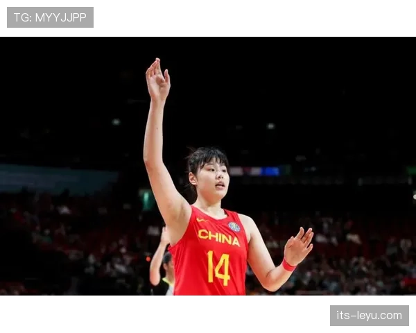 李月汝训练完直接啃鸡腿，这自律和放纵的切换也太真实了