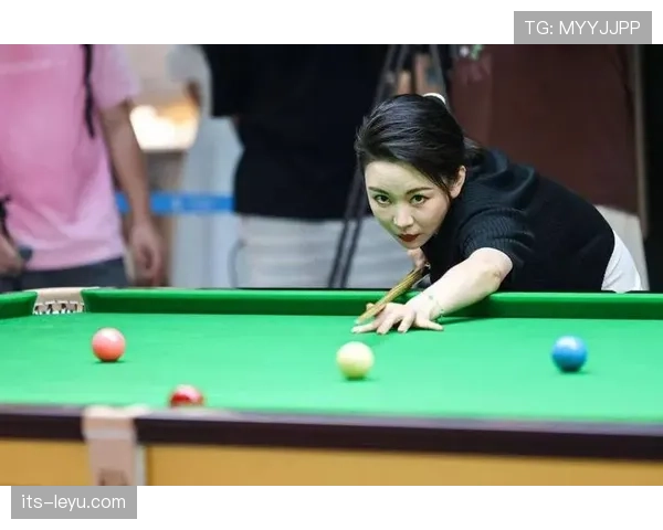 潘晓婷桌球台边那副认真劲儿，谁能想到她家沙发上竟然秒变“懒癌”现场？